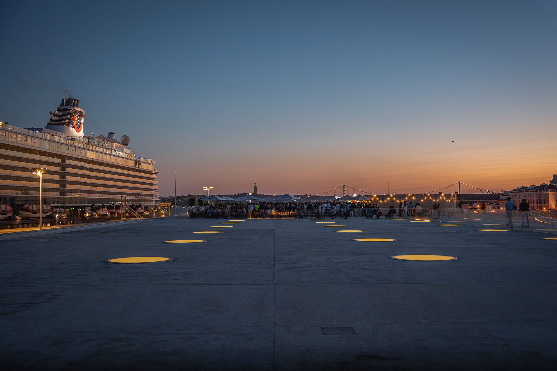 CAVO Rooftop com vista para o Terminal de Cruzeiros e o Tejo